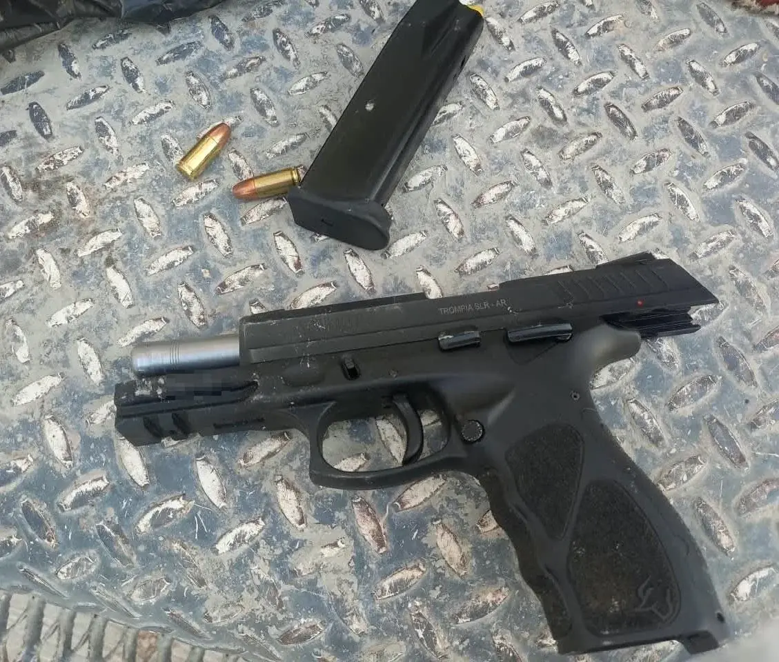 Tras evasivas, hallaron una pistola 9 mm a un conductor de 48 años durante un operativo policial