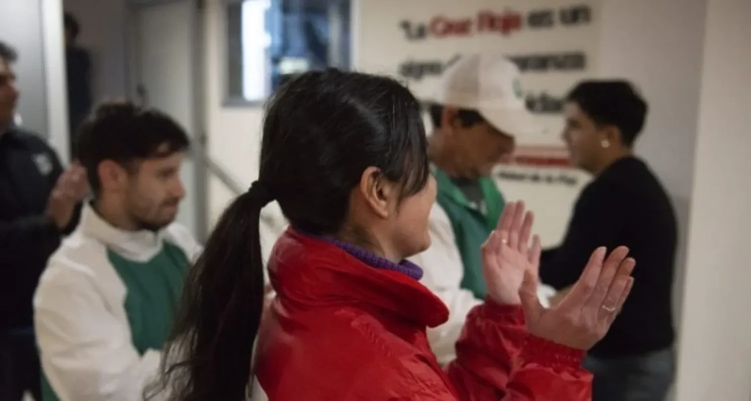 La Cruz Roja Argentina se encuentra asistiendo a las familias afectadas por el temporal en articulación con otros organismos provinciales como parte de la respuesta a la emergencia climática con apoyo psicosocial, asistencia en primeros auxilios y haciendo un relevamiento de las necesidades principales para brindar respuesta rápida.