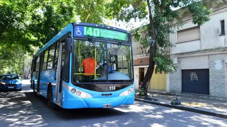 Un pasajero se negó a bajarse del 140 y golpeó a una señora