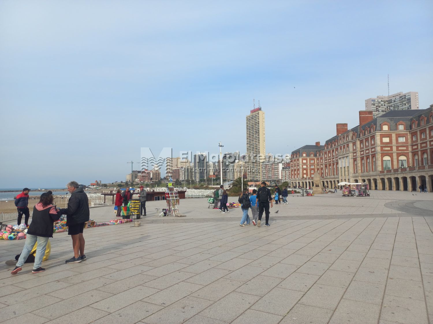 Turistas recorren la rambla, uno de los atractivos turísticos de la ciudad.