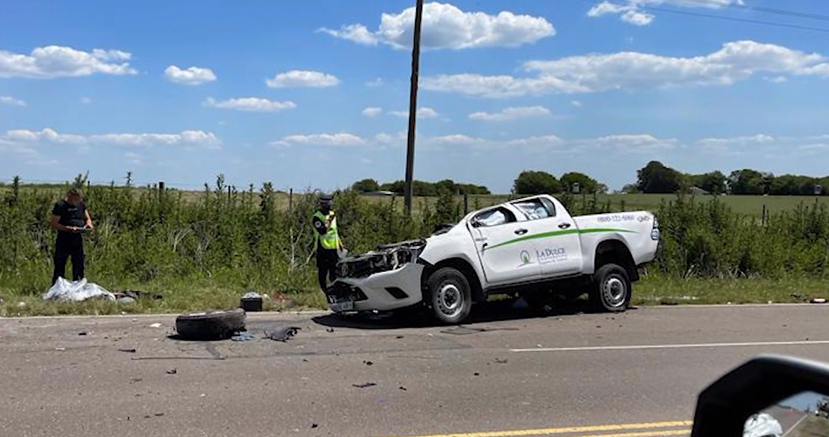 Impresionante impacto: Una camioneta quedó sin techo tras chocar con un camión