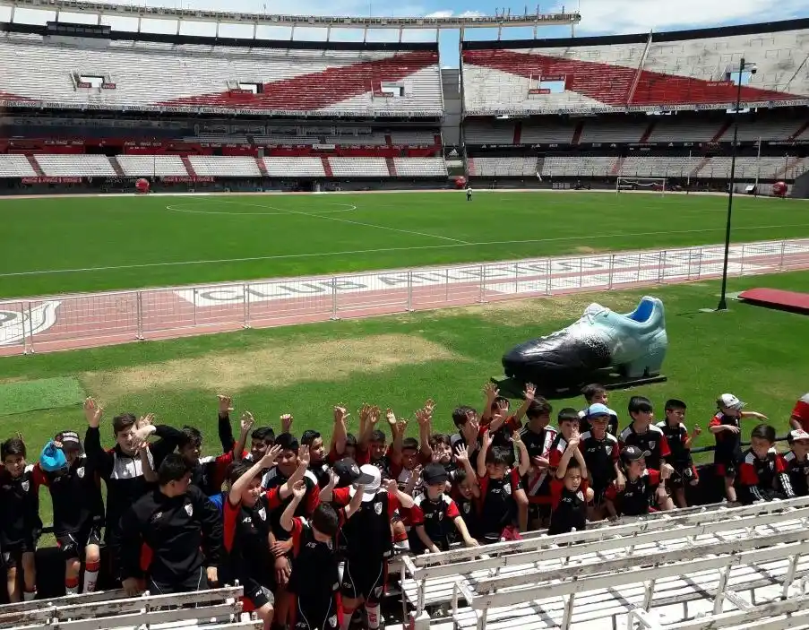 Visita de los jugadores de River al Monumental