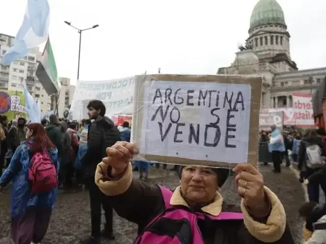 Bajo la lluvia, organizaciones concentran frente al Congreso en protesta contra de la Ley de Propiedad Privada