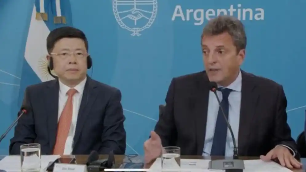 Massa firmó acuerdo con China para pagar importaciones en yuanes