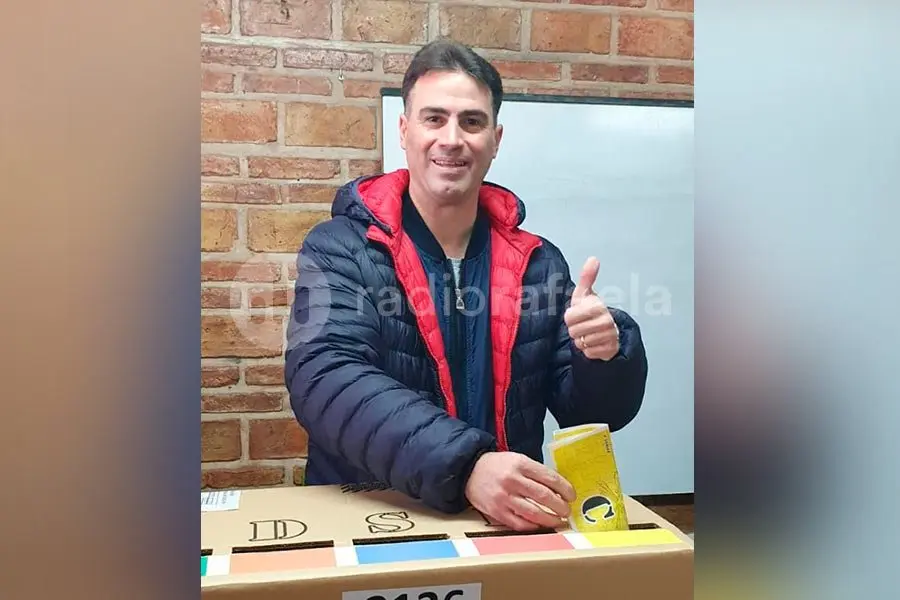 Delvis Bodoira  emitió su voto en la Escuela Mitre