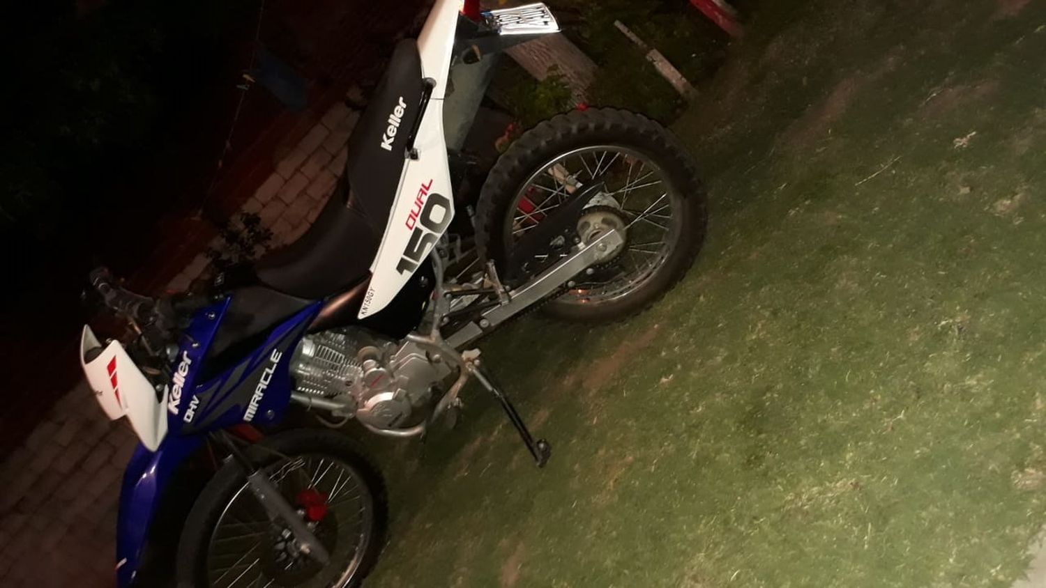 Le robaron la moto a un joven albañil: la dejó afuera de su casa con candado y se la llevaron de tiro