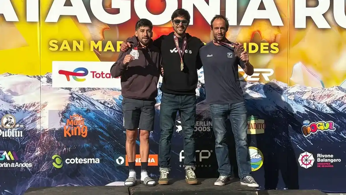 Falco (derecha), en el podio de su categoría.