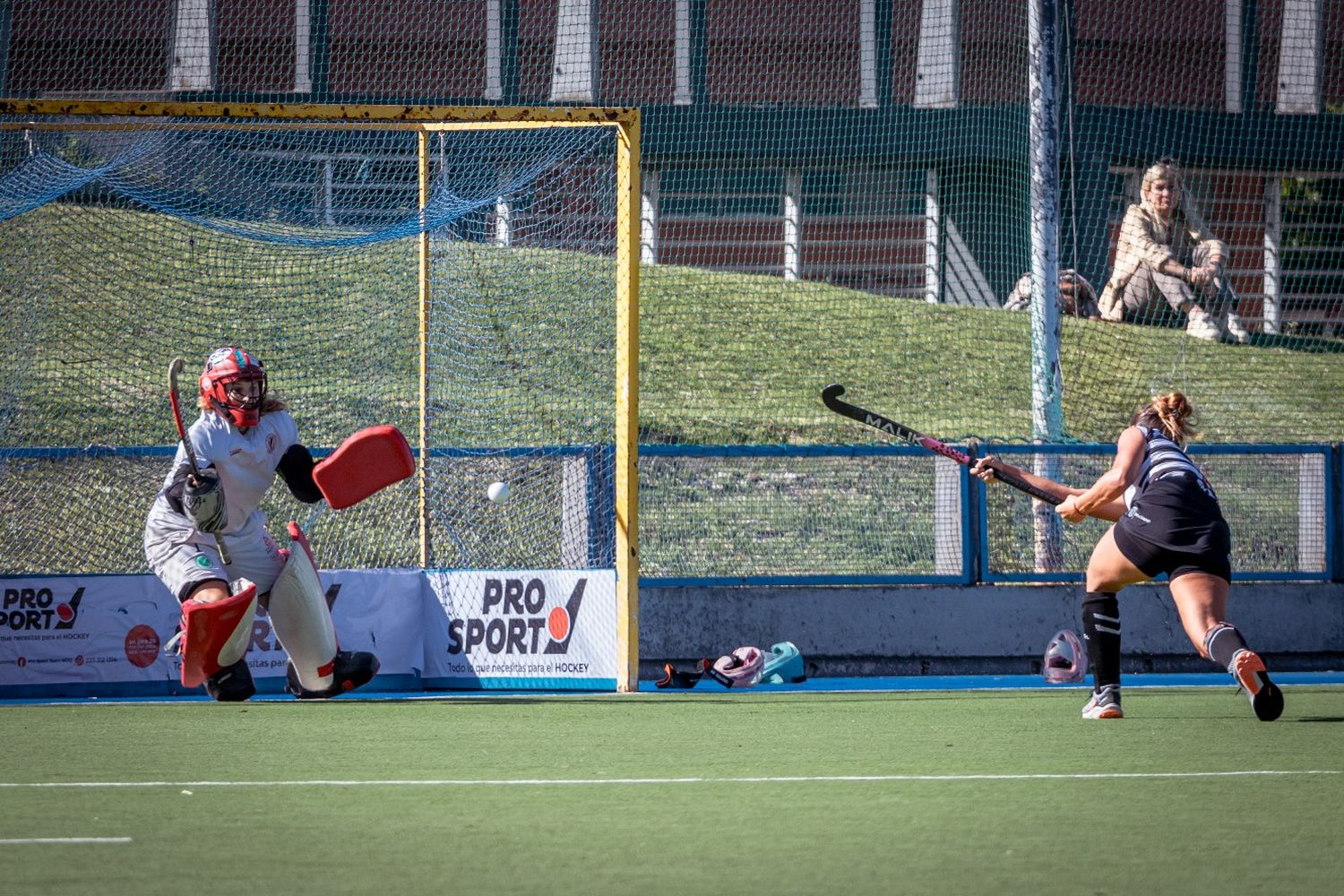 Agustina Álvarez convirtiendo su penal.