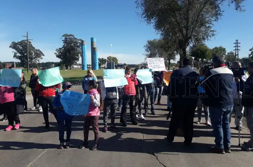 Padres de escuelas cortan la ruta 88 por falta de transporte
