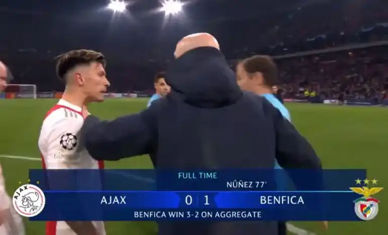 Lisandro Martínez se cruzó con el árbitro tras la derrota