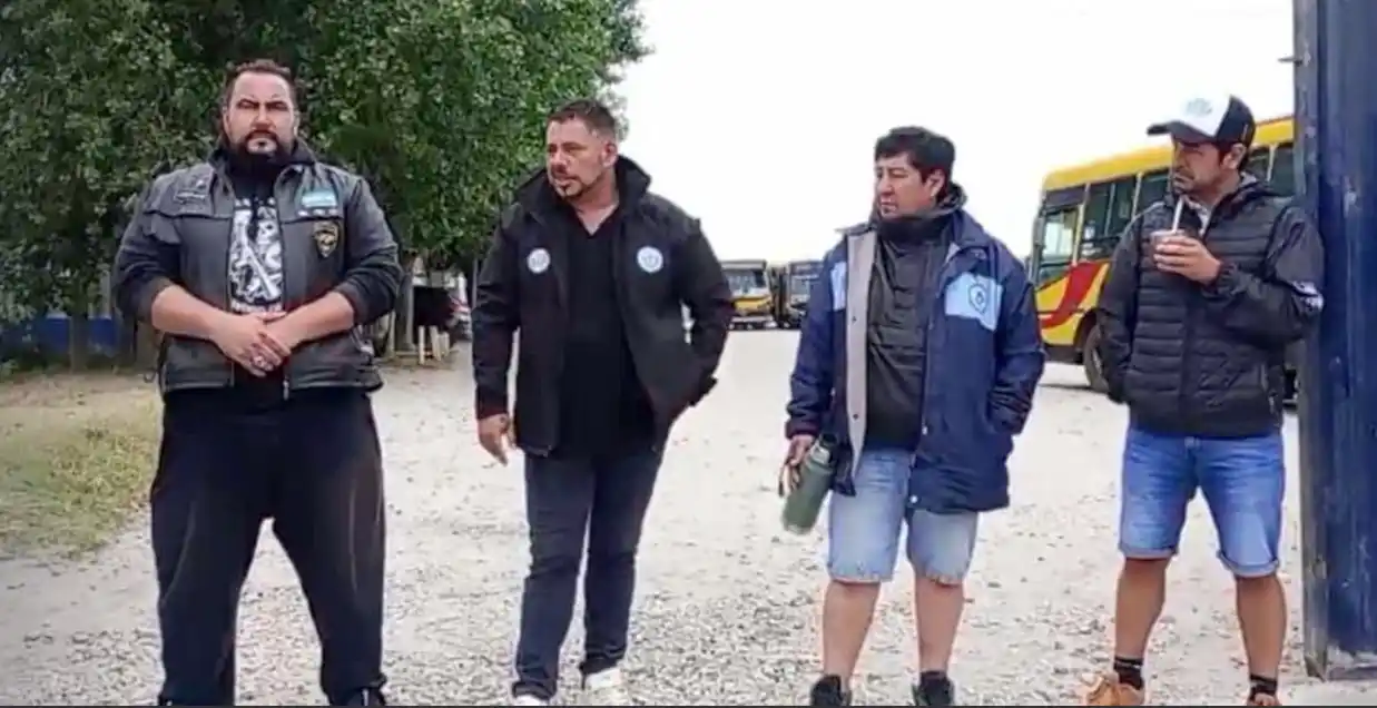 Dirigentes. Urrutia hablando a los trabajadores colectiveros, secundados por Matías Jordán (izquierda), Mateo Gonzalía (centro) y Mariano de la Vega (derecha).