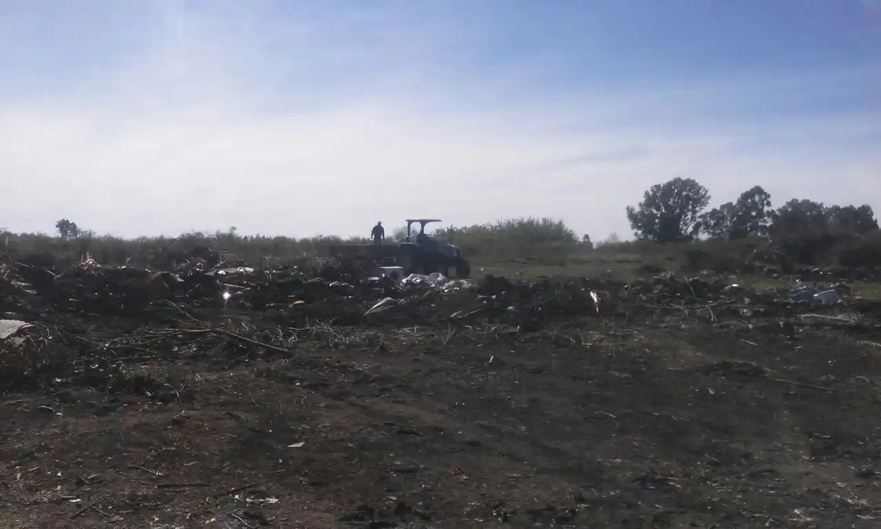 Denuncian al Municipio de Pueblo Belgrano por tira basura frente a una escuela