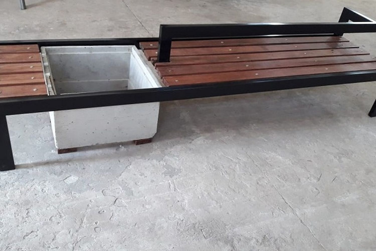 La Fábrica Municipal Cooperativa producirá columnas y bancos