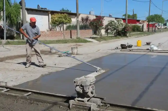 LOBERIA: Avanza pavimentación en la calle Suárez García