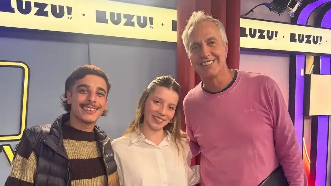 Tomás y Luisina con Marley en los estudios de Luzu TV