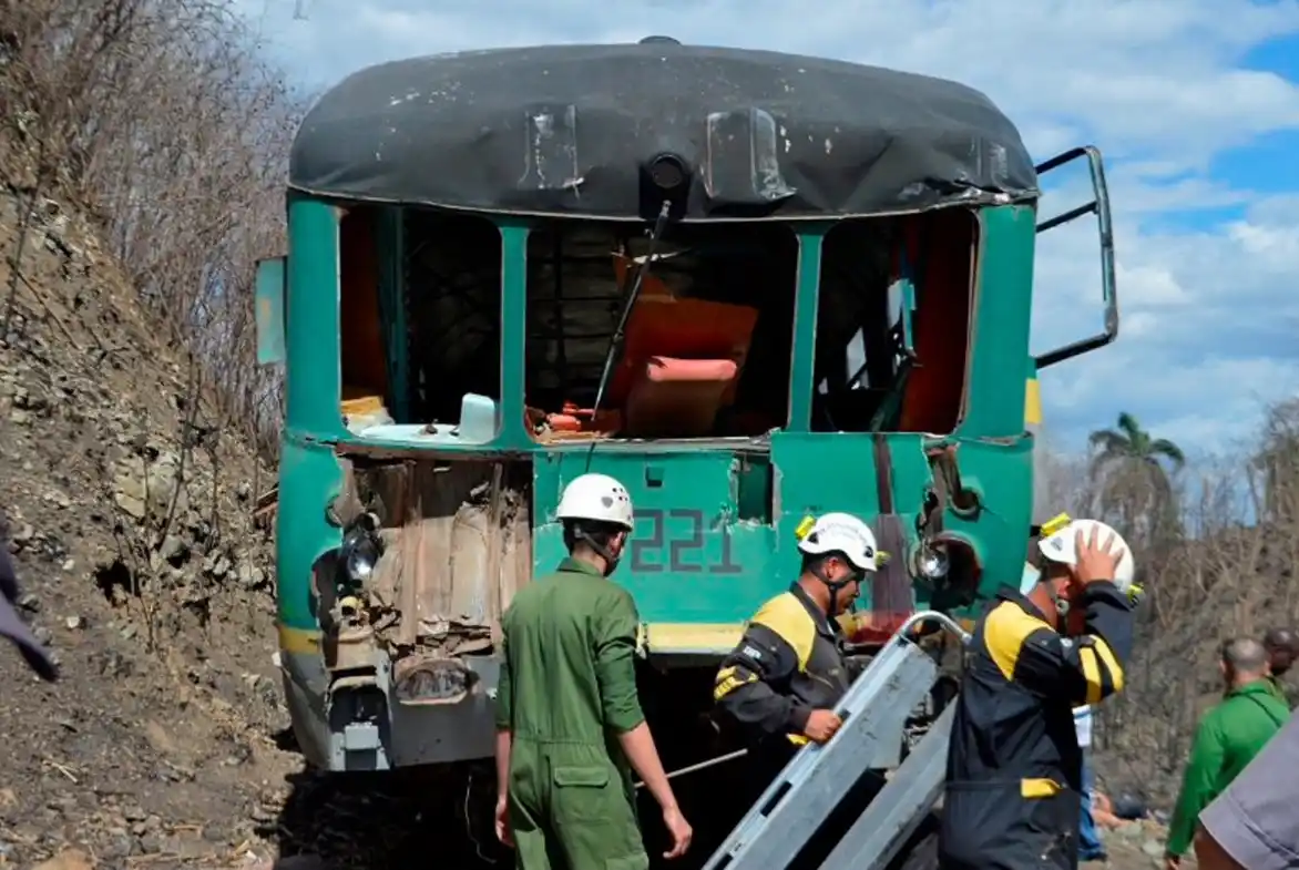 Seis muertos y 49 heridos en un choque de trenes