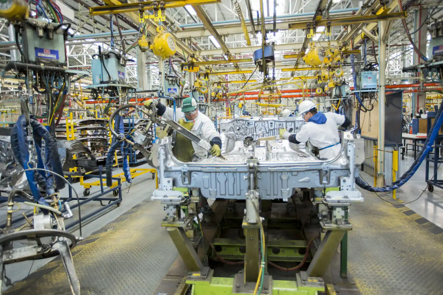 La industria lleva 13 meses de caída y tuvo un semestre para el olvido, según la UIA