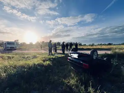 Apareció un auto volcado en la Costanera y no había ocupantes