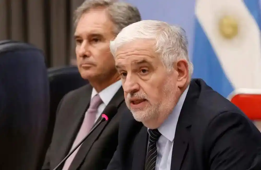 Pidieron la cabeza de Fernando Vilella por poner un like en Twitter.