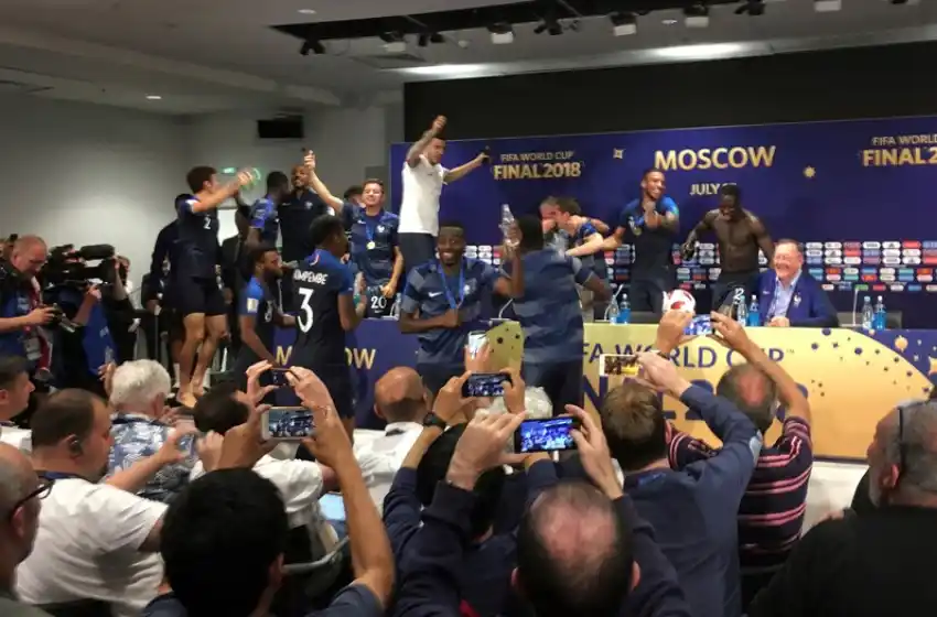 Los jugadores de Francia invadieron la conferencia de su técnico