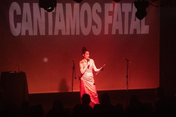 Charo López regresa con su karaoke para una noche de música y risas
