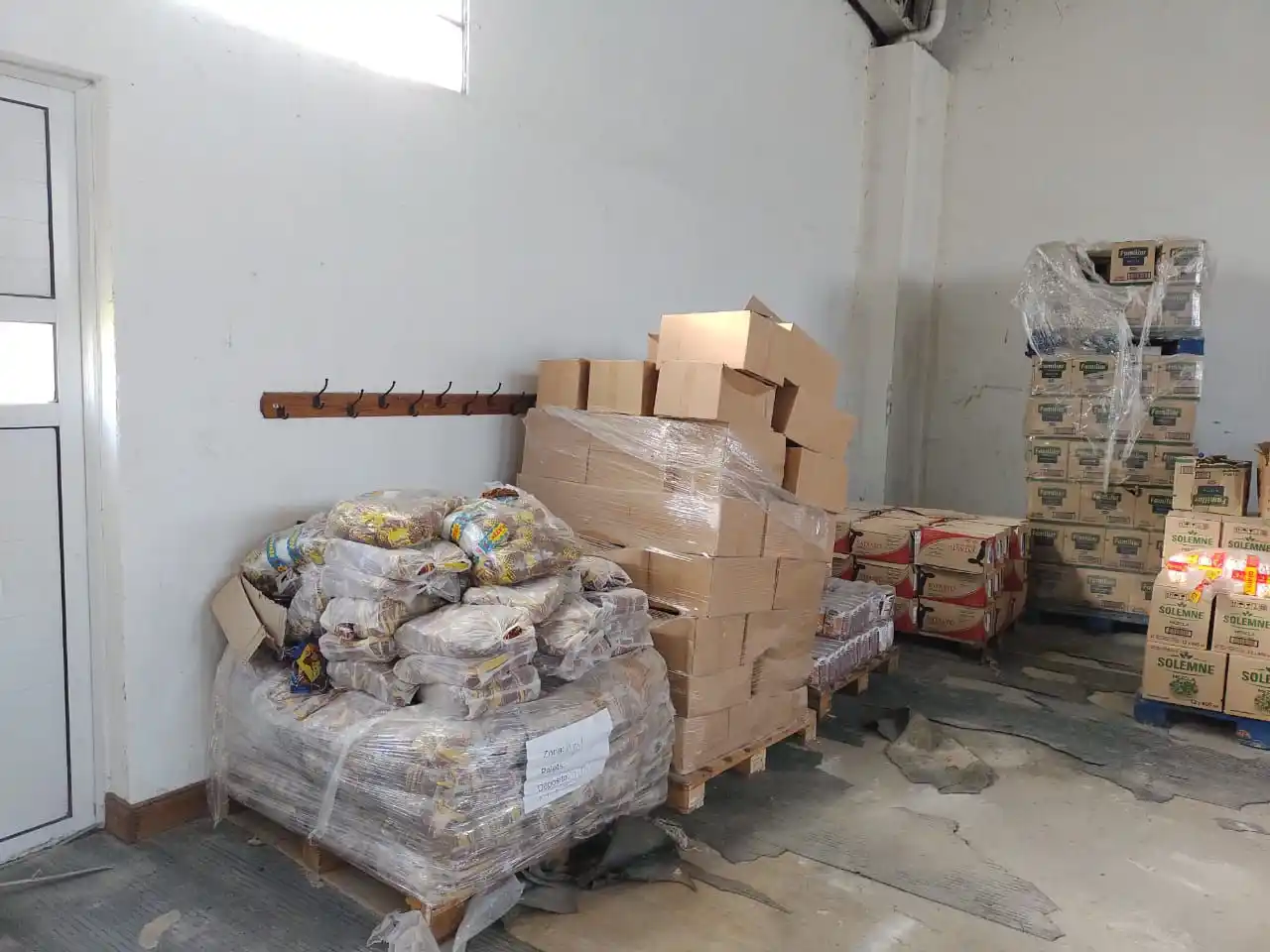 Escándalo en el Consejo Escolar de Azul: Encontraron alimentos sin entregar en un galpón