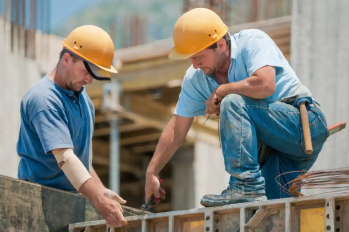 se propone un esquema de protección y regularización de situaciones laborales precarias