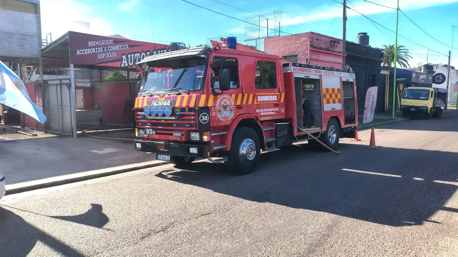 En pleno partido de Argentina, se incendió un lavadero frente el Corsódromo