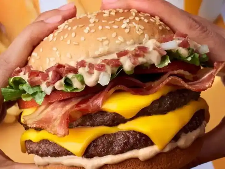 El acuerdo prevé incorporar al menos 15 productos de McDonald’s en el menú de algunas estaciones de YPF.