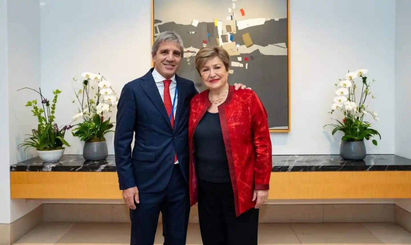 Luis Caputo y la jefa del FMI, Kristalina Georgieva. (Foto: X/@LuisCaputoAR)