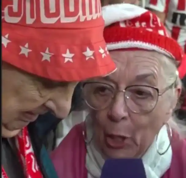 El matrimonio celebrando el triunfo de Estudiantes de La Plata.