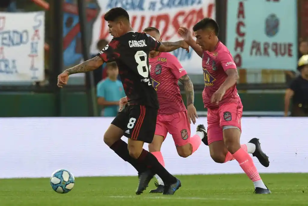River remontó un trámite difícil y rescató un empate
