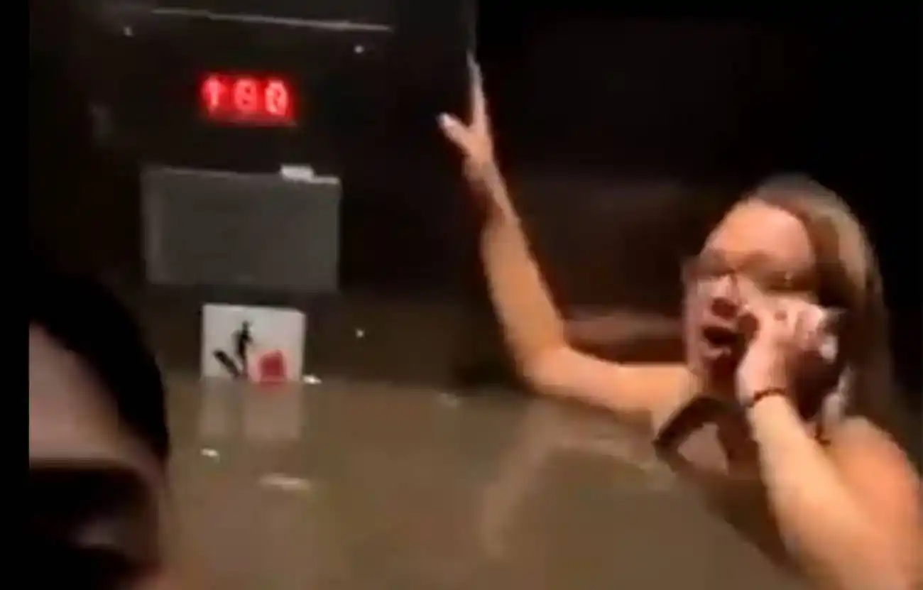 ¡ESCALOFRIANTE! Vea como tres amigos se quedan atrapados en un asesor mientras se inunda