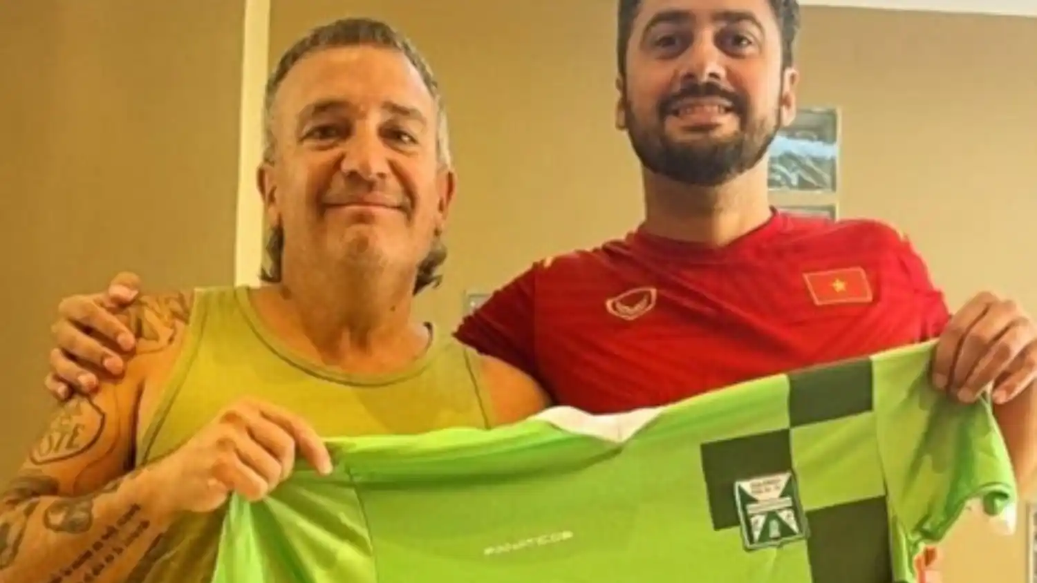 El periodista Mariano Almada sorprendió al lucir la camiseta de Ferro de Dolores, reciente campeón de la Liga Dolorense