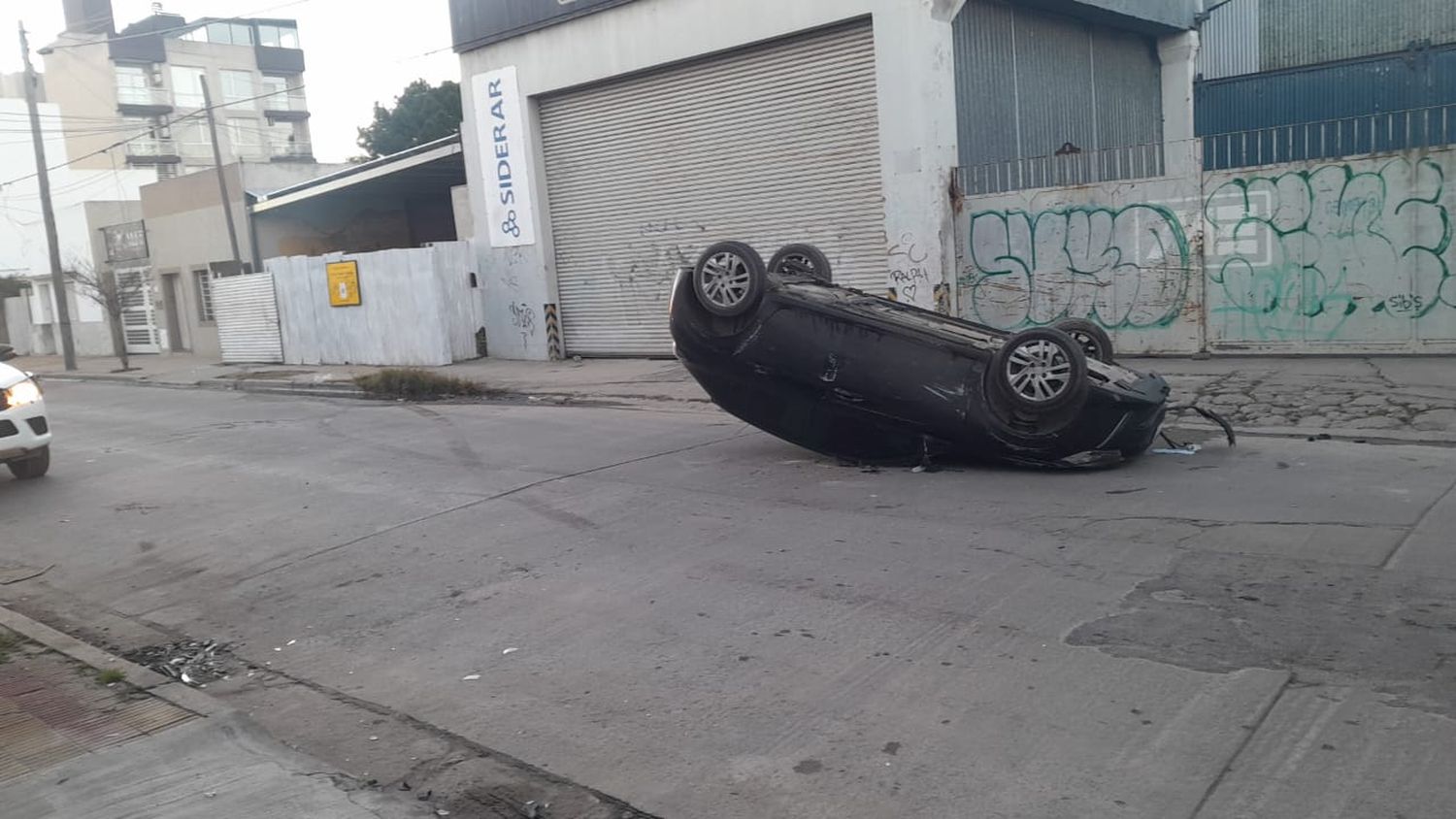 Un vehículo volcó tras impactar contra otro que se encontraba estacionado