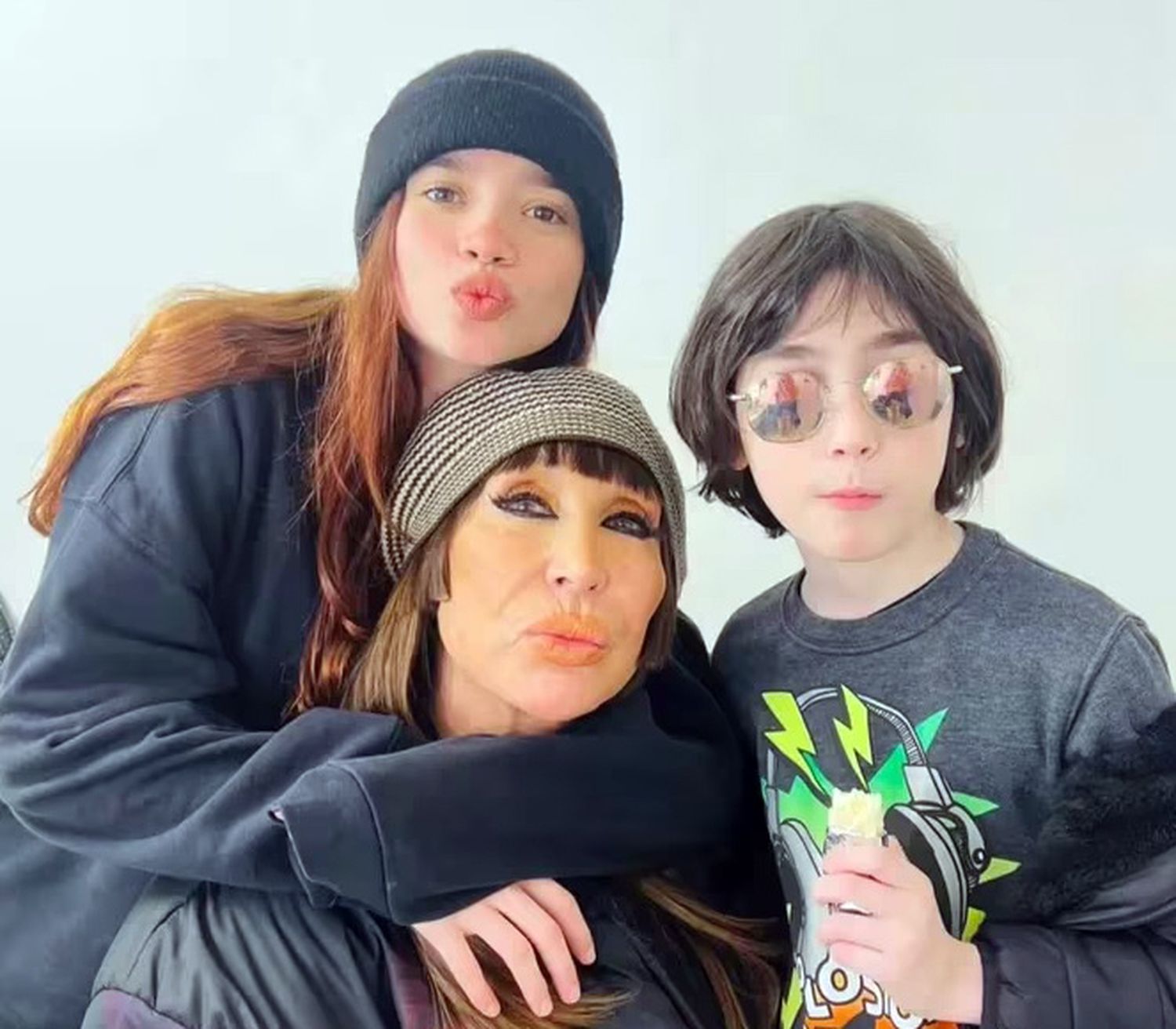 Moria Casán. Con sus nietos Helena y Dante