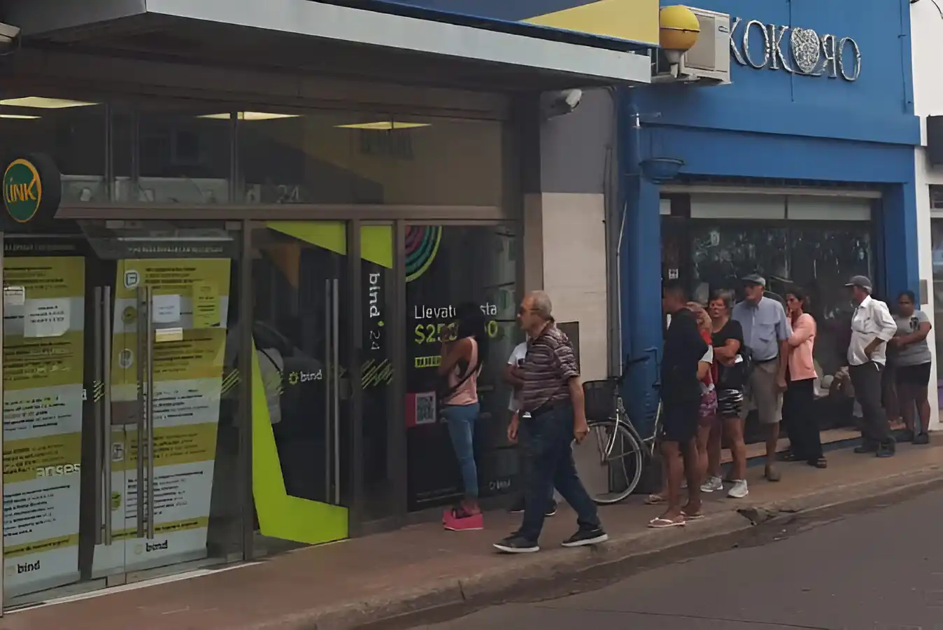 Una cola para cobrar jubilación en el Banco Industrial. Foto: Archivo La Opinión.