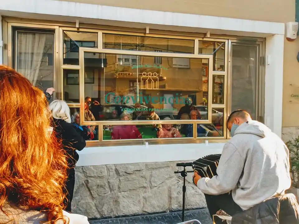Cuarentena en Mar del Plata: Un geriátrico realiza recitales al aire libre para los adultos mayores
