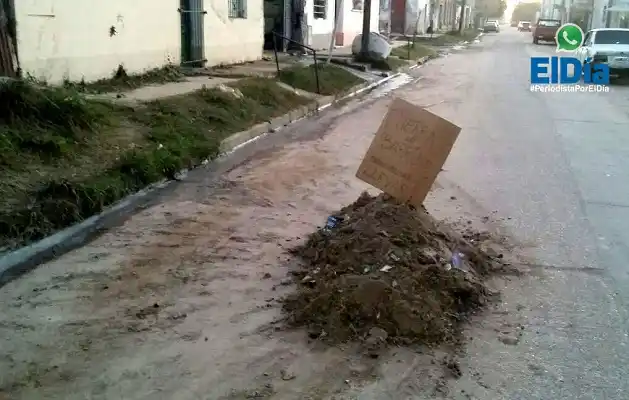 La particular manera de un vecino para reclamar la limpieza de la calle  