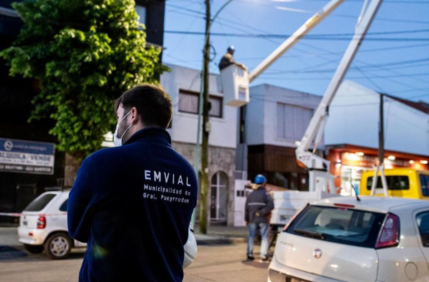 Mientras la Peatonal, Güemes y Juan B. Justo esperan, el Municipio mejora el paseo comercial San Juan