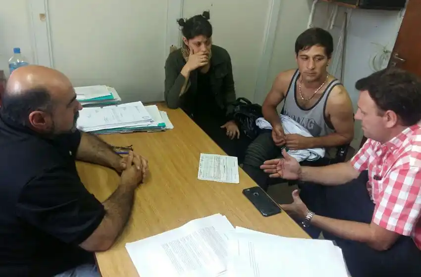 El músico callejero aceptó trabajar en otro espacio público