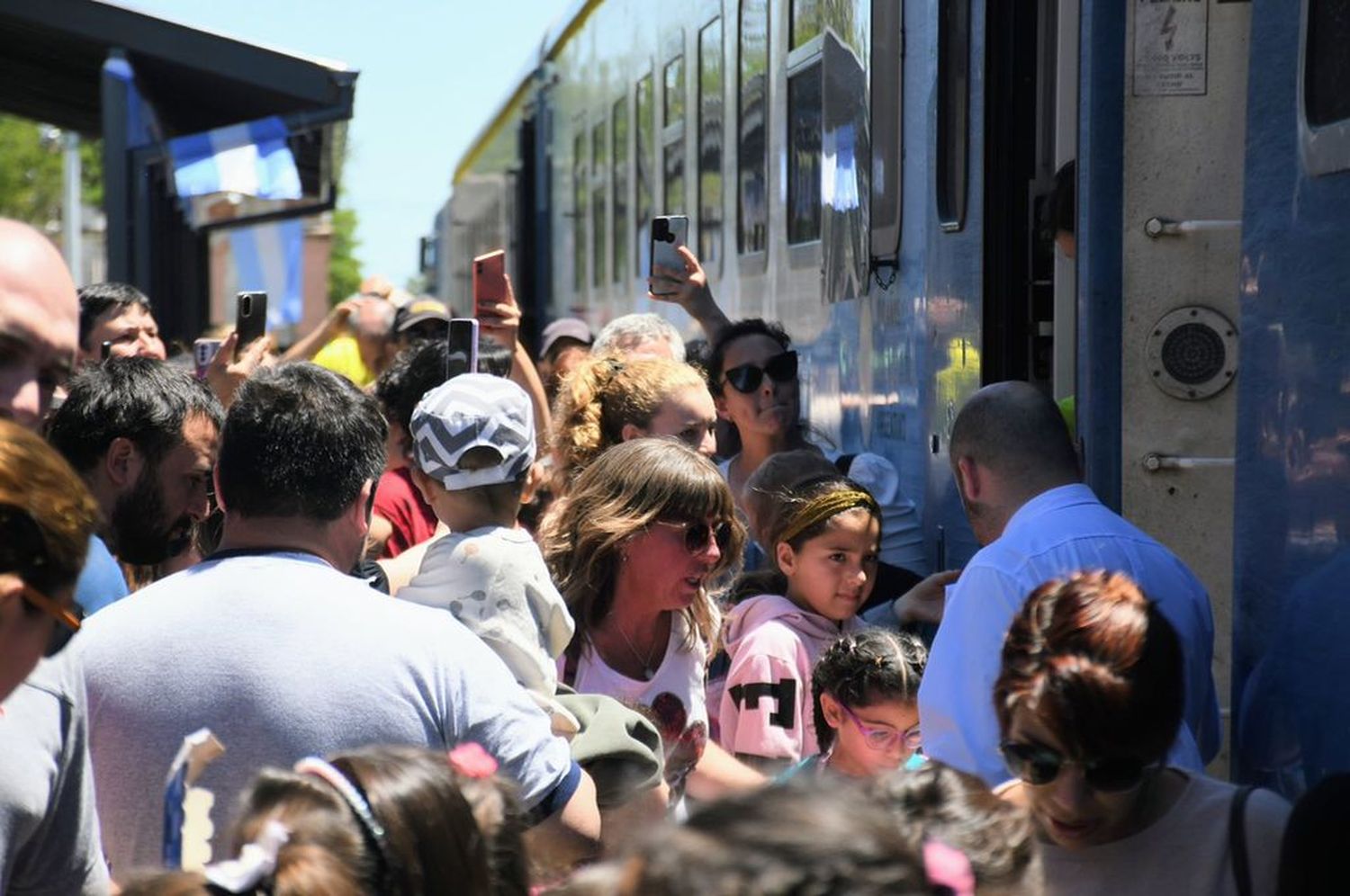 El intendente de Armstrong, Pablo Verdecchia, afirmó: "Para todos los amstrongnenses es importantísimo que pueda existir esta parada, es un deseo de hace muchos años el ferrocarril”.