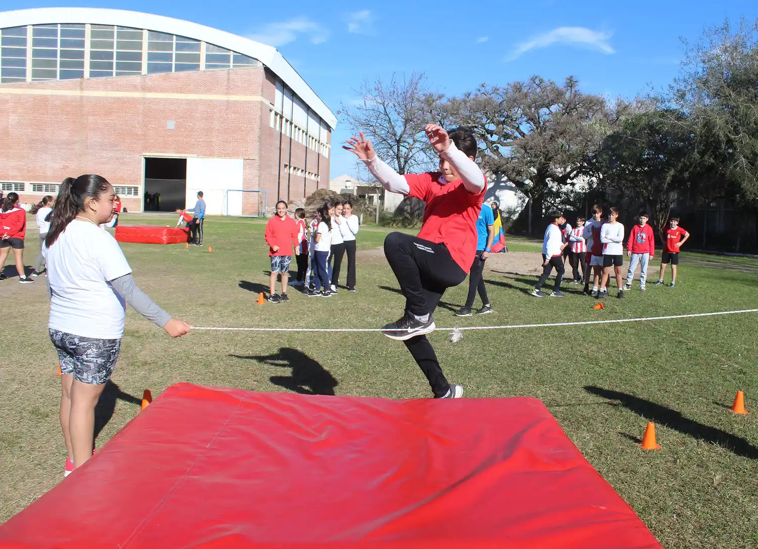 Los jóvenes realizan diferentes pruebas atléticas.