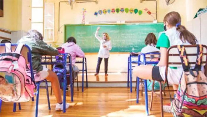 Educación: analizan adelantar las vacaciones de invierno