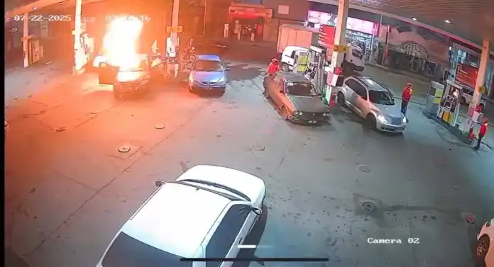 Fuego junto a los surtidores: se incendió un auto en una estación de servicio de Concepción del Uruguay