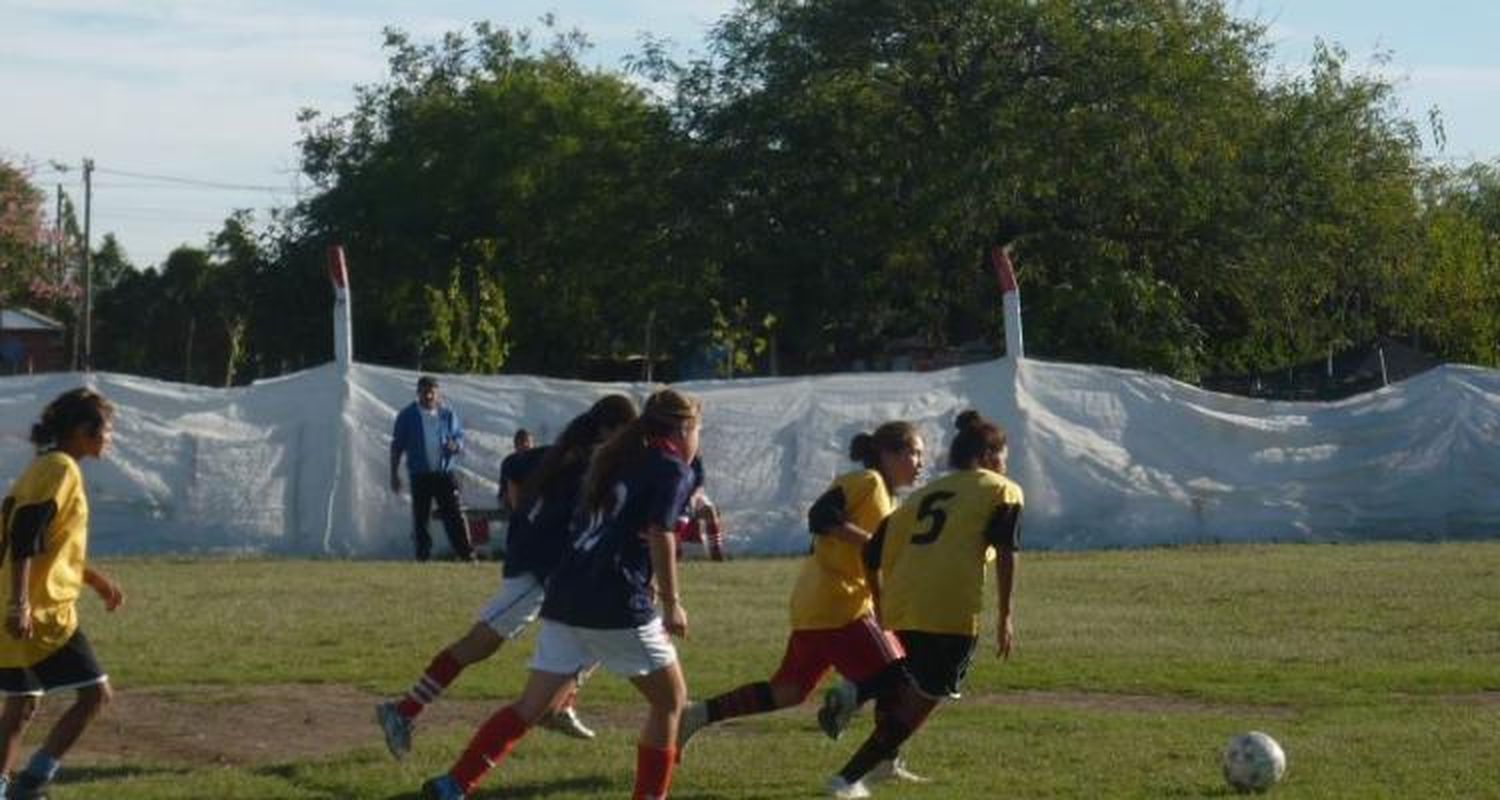 Multitudinario encuentro de fútbol femenino