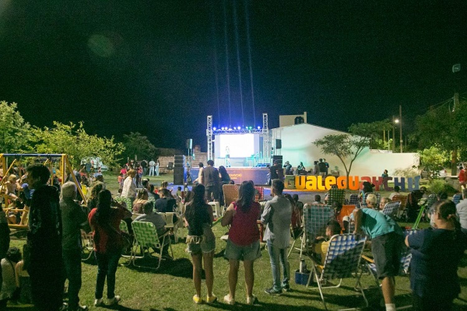 Barrio Obrero disfrutó de una noche con circo, música y grandes artistas