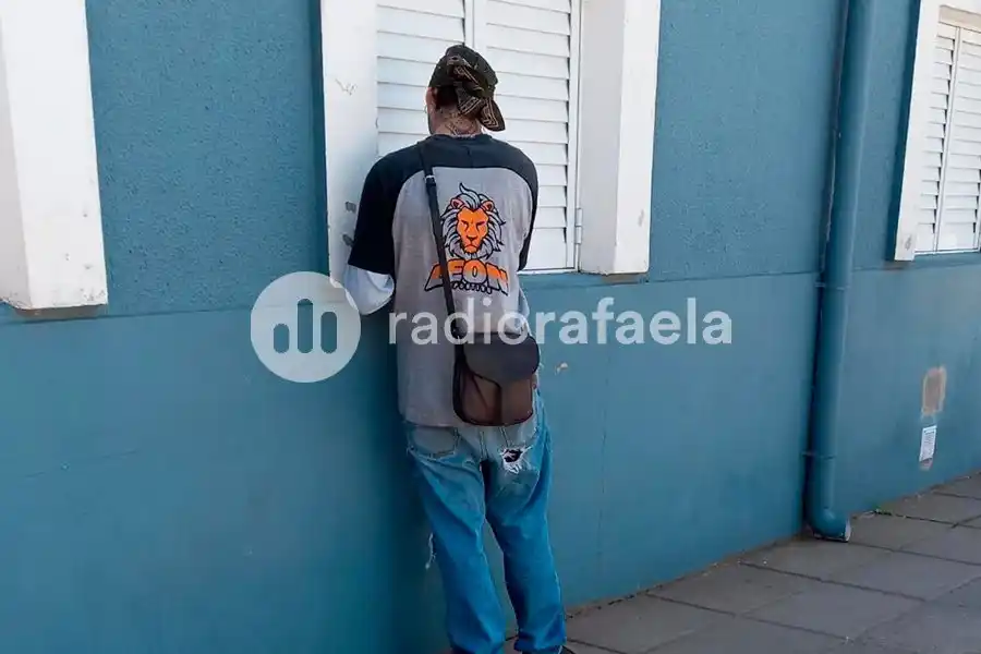 Lo encontraron haciendo grafitis en una escuela y en una plaza: terminó limpiando los bancos y las ventanas