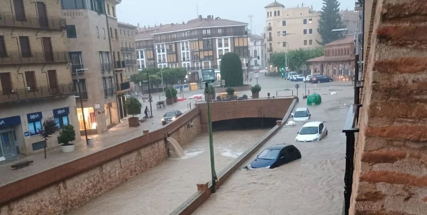 Comercios anegados y autos varados dejó la DANA en su paso por el norte de España.