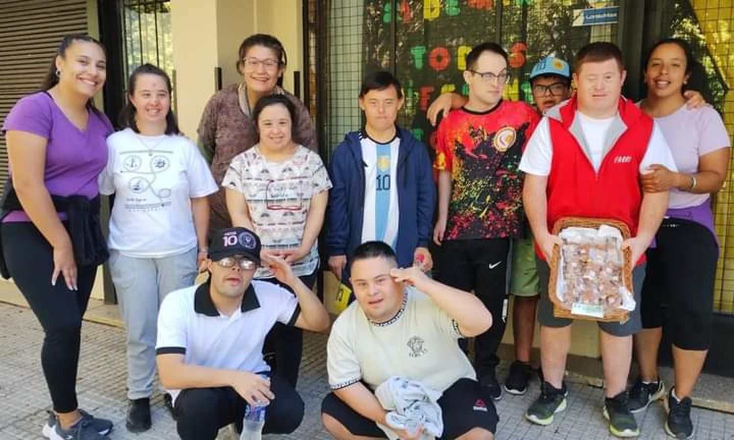 La familia de Asdgguay realiza una tarea mancomunada.